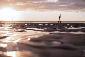 Struktur des Strandes bei Ebbe vom Boden aus fotografiert